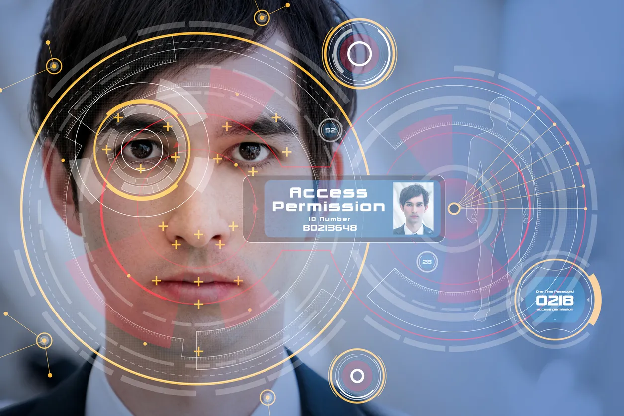 Rostro de un hombre siendo escaneado mediante tecnología de reconocimiento facial.