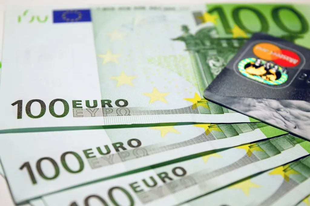 Imagen de euros y una tarjeta EMV.