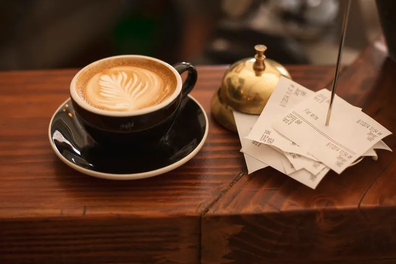 Recibos de restaurante y una taza de café